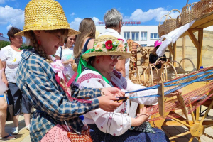 Красиво, с интересом, увлеченно, интригующе...