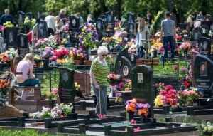 Физлица и ремесленники не могут торговать пластиковыми цветами на Радуницу. Какой грозит штраф?