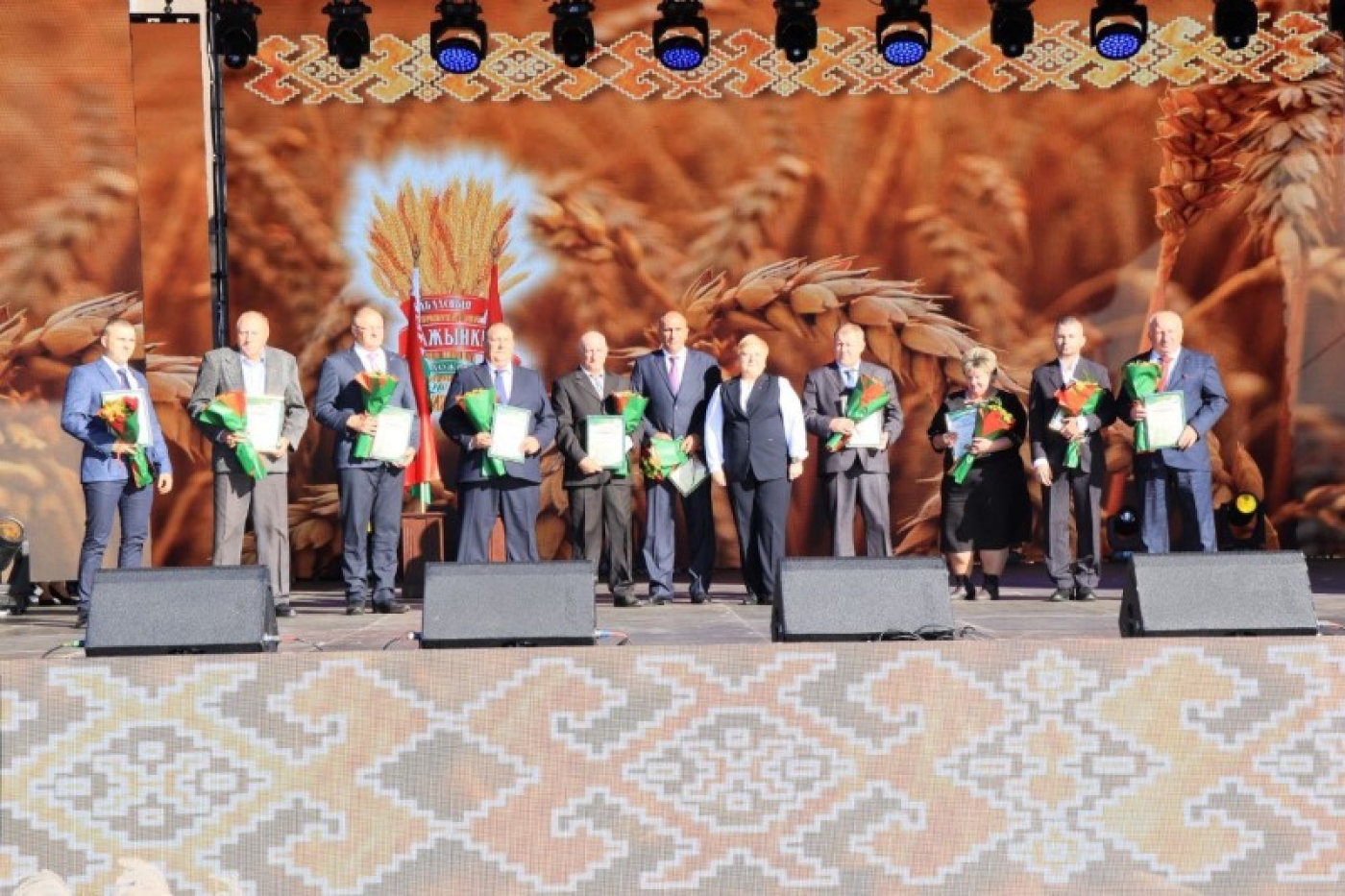 Водитель ОАО "Первомайски" Анатолий Зеленкевич получил награду от профсоюзов в Воложине