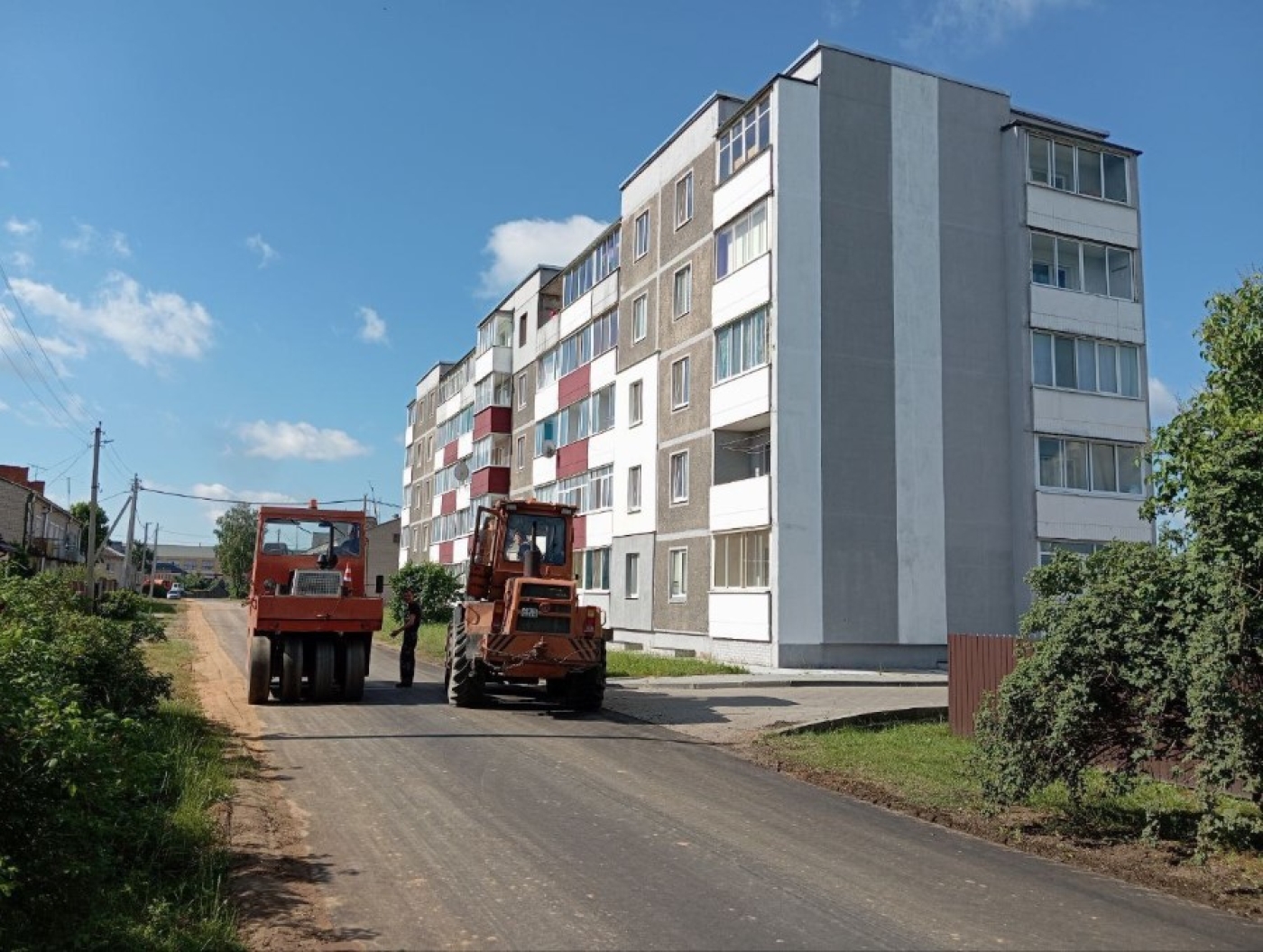 Продолжается асфальтирование улиц города