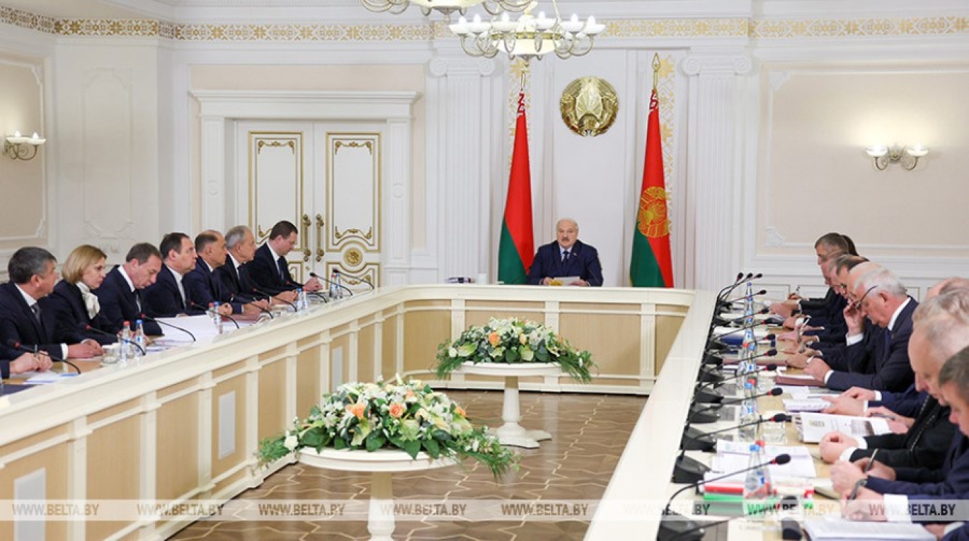 Лукашенко предложил руководителям пользоваться "шпаргалками"