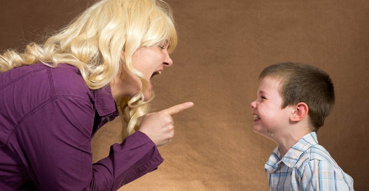 В Несвижском районе мать угрожала отрезать руку 8-летнему сыну: возбуждено уголовное дело