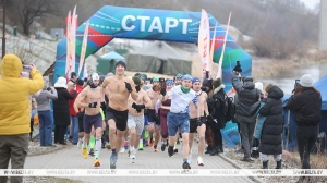 Пробежаться и окунуться в Немане. Более 100 спортсменов вышли на старт "ЗакалФэста" в Гродно