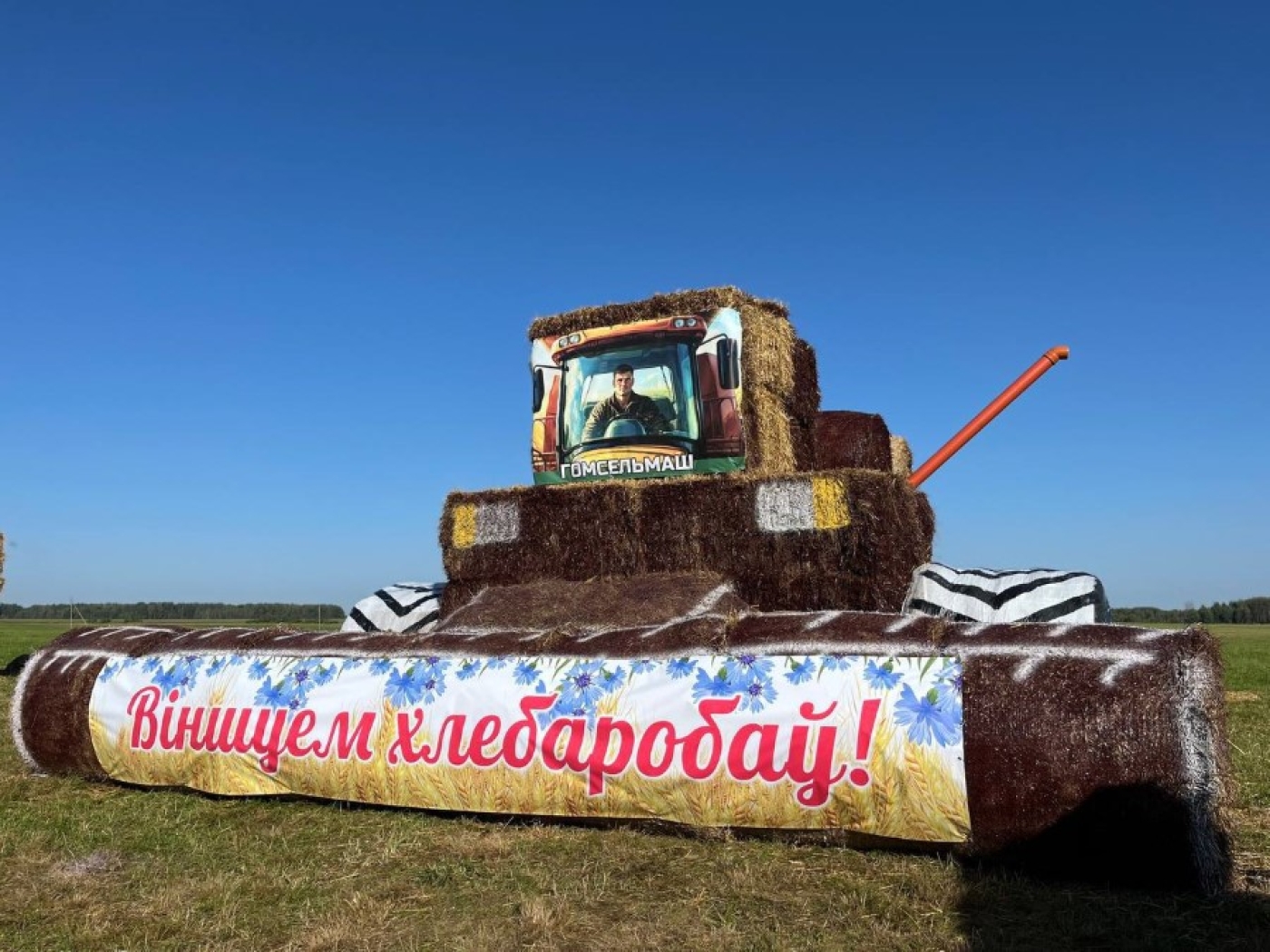А вы заметили соломенные скульптуры?
