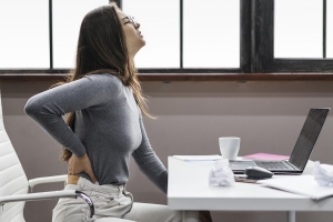 «Слабые мышцы живота». Врач — о том, из-за чего может болеть поясница