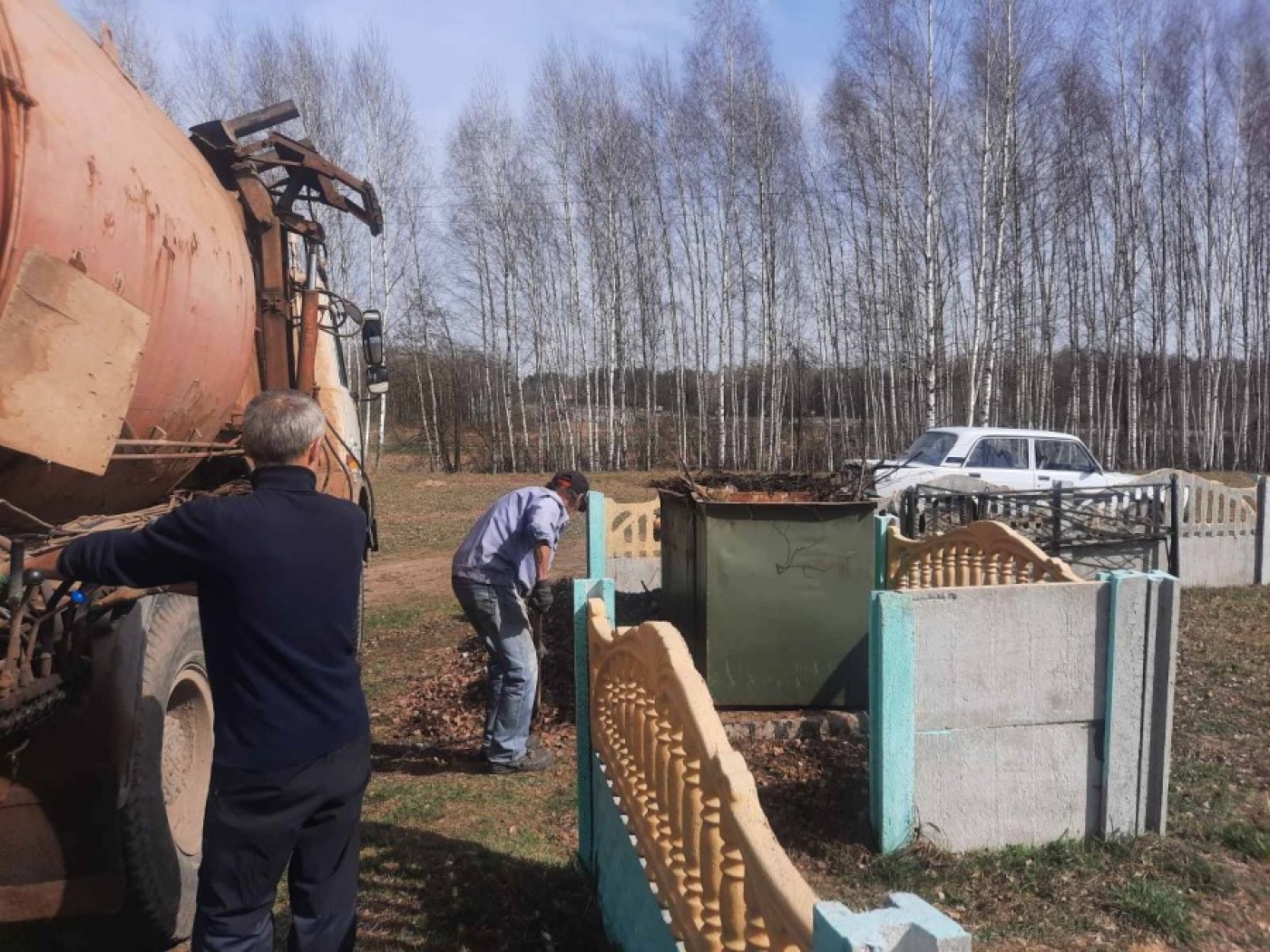 Приступили и к уборке кладбищ