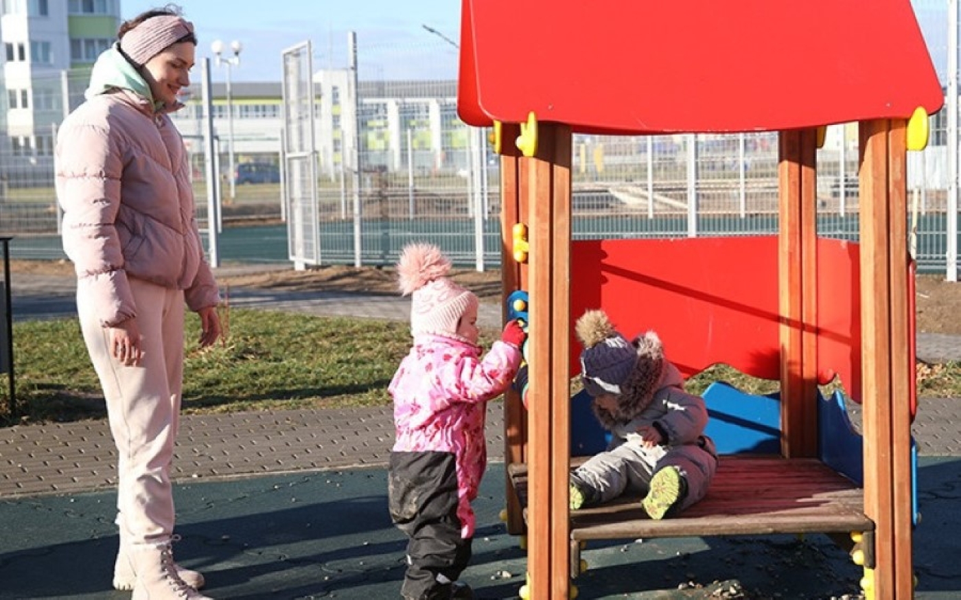 О поддержке семей, в которых одновременно родилось двое и более детей, рассказали в Минтруда