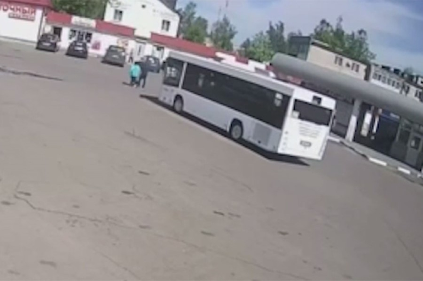 В Чаусах самопроизвольное движение автобуса привело к гибели пожилой пары