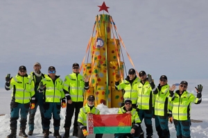 Белорусские полярники поздравили страну с Новым годом
