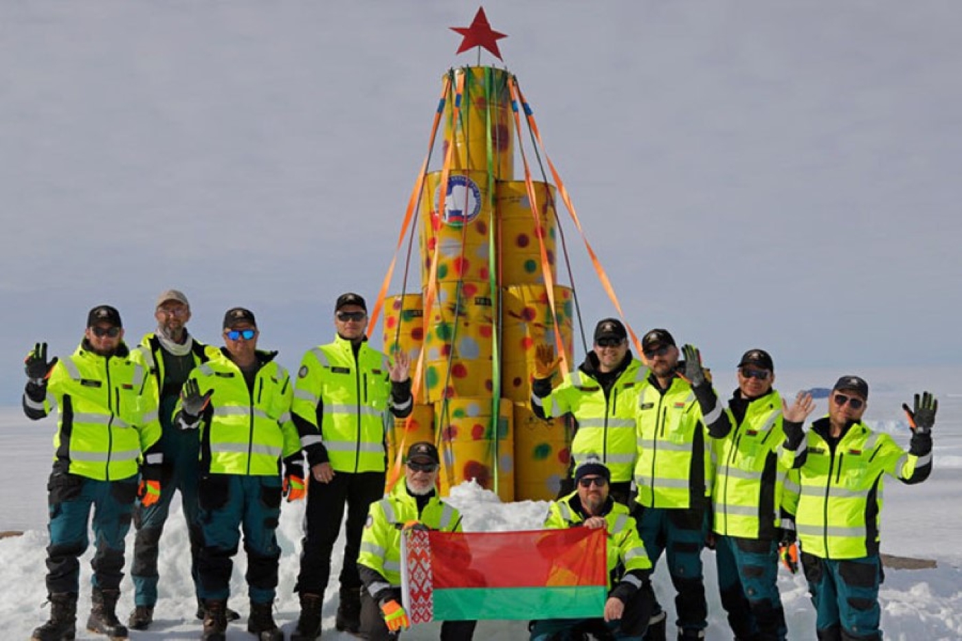 Белорусские полярники поздравили страну с Новым годом