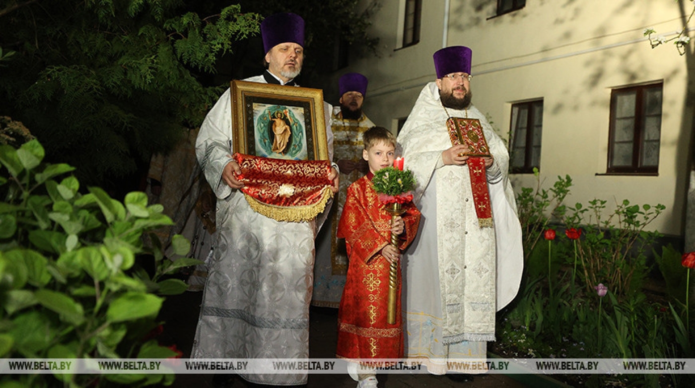 "Пасха - это новый виток жизни". В православных храмах Гродно празднуют Воскресение Христово