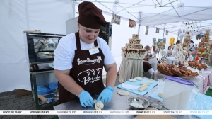 На фестивале "Бацькава булка" мастера рассказали, как создают замки и дворцы из теста