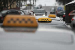 Что нужно знать пассажирам при заказе такси "от борта", пояснили в Минтрансе