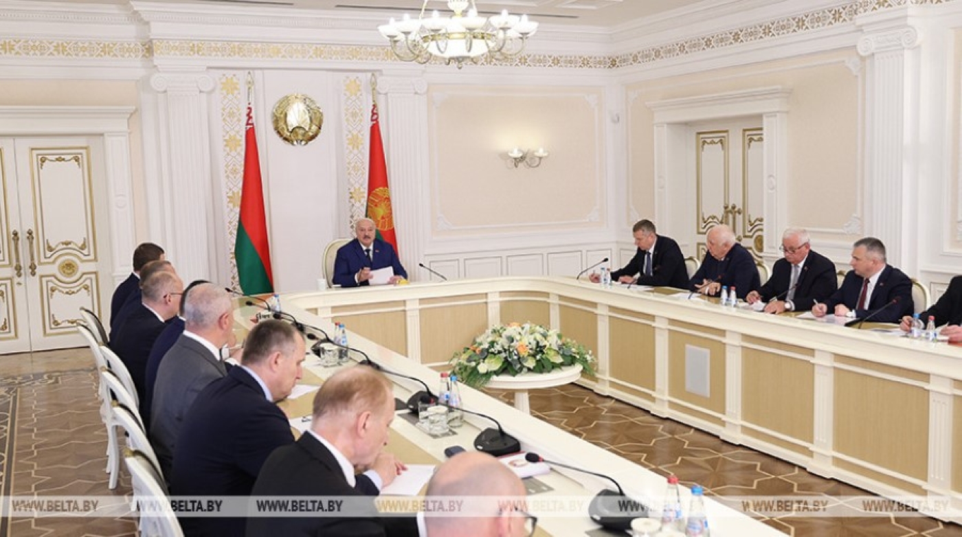 "Разруха не в клозетах, а в головах". Лукашенко указал на упущения в наведении порядка словами классика