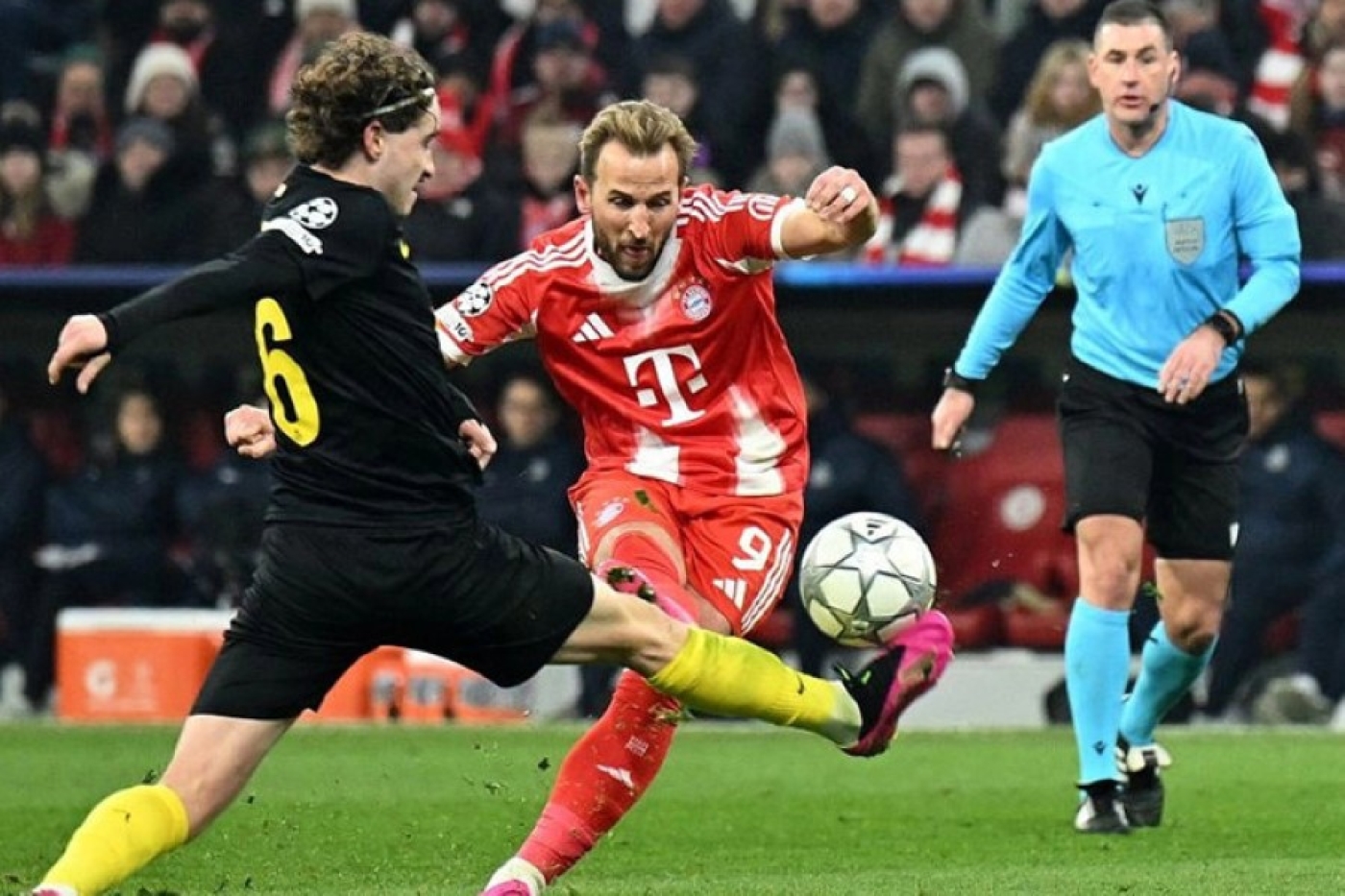 Футболисты "Баварии" вслед за "Арсеналом" вышли в 1/8 финала Лиги чемпионов