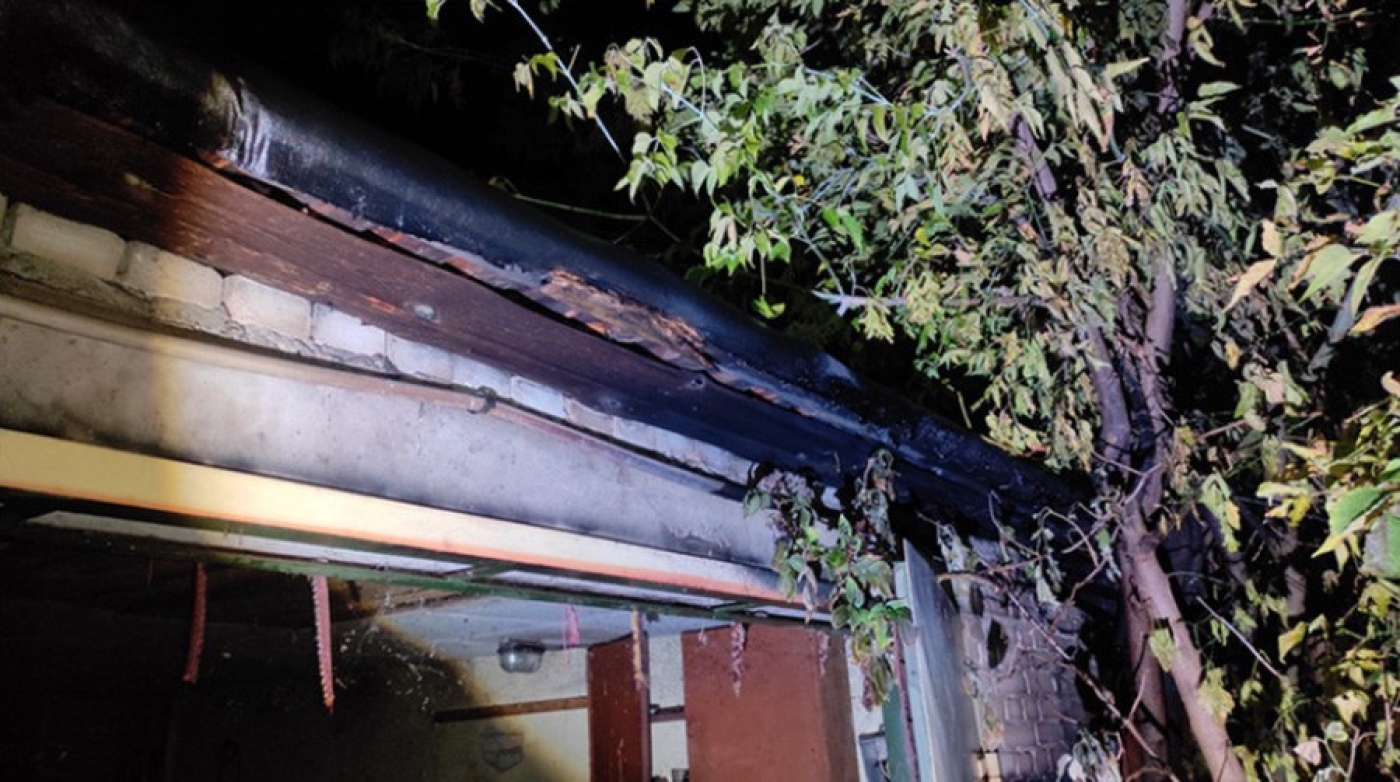 В Бресте мужчина пытался сжечь дерево, а поджег гараж