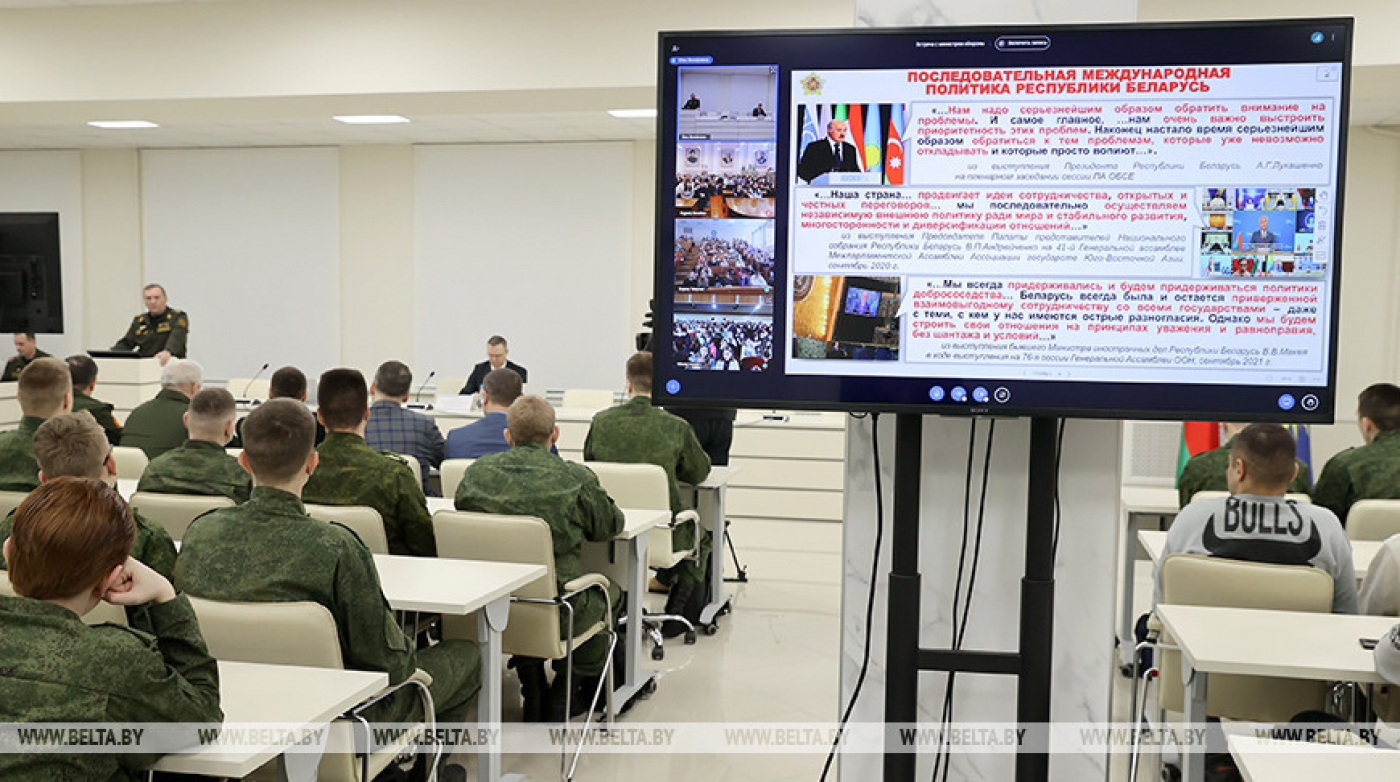 Хренин: молодежи важно соблюдать информационную гигиену, не допуская манипулирования фактами