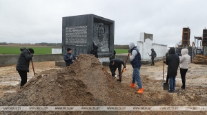 Здесь от рук фашистов погибли 1118 человек. На братской могиле в Речицком районе трудится десант субботника