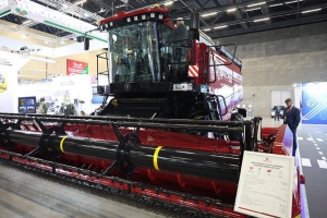 Лукашенко вручил Знак качества за "чудо-машину"