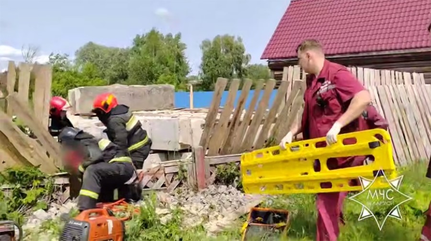 В Ветке мужчине зажало ноги опрокинувшимся железобетонным блоком, на помощь пришли спасатели