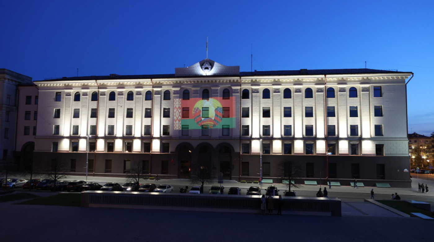 Проекция государственной символики появилась на Миноблисполкоме накануне Дня герба и флага