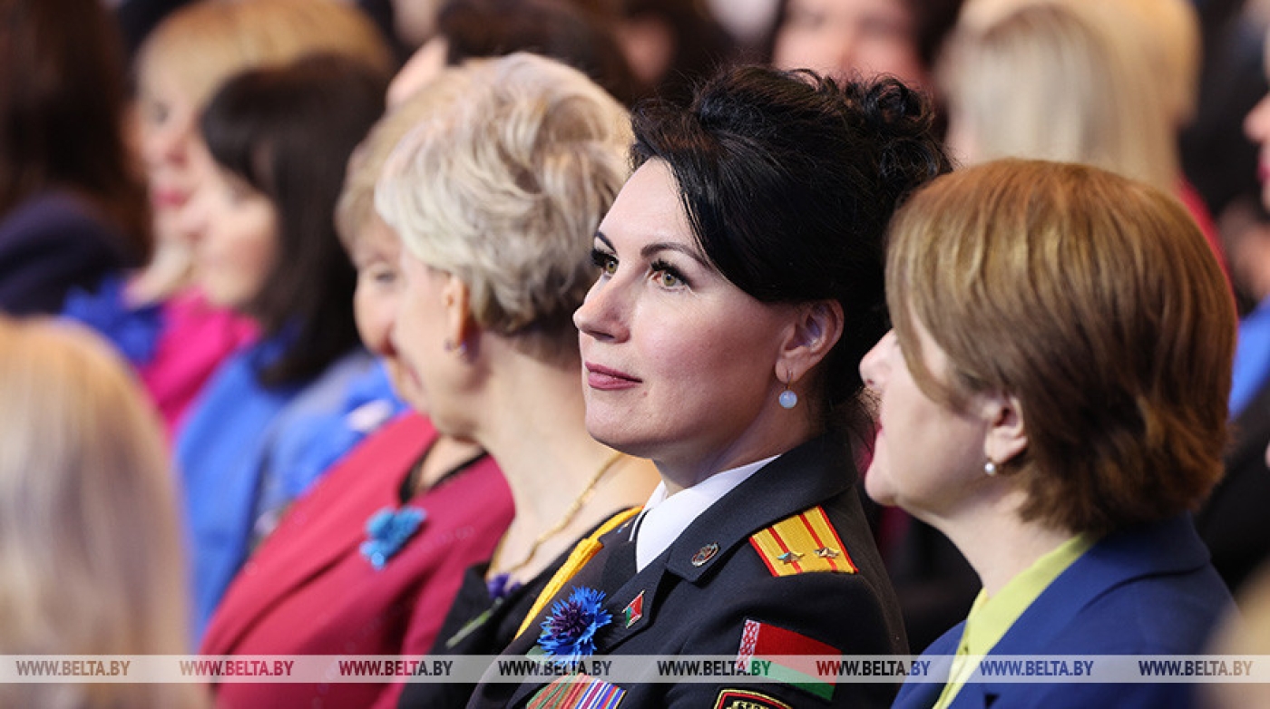 Лукашенко объяснил, почему в белорусском обществе особое отношение к женщинам