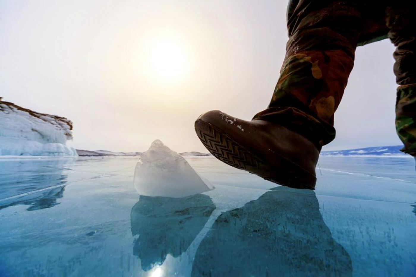 Шагающий лед. Ноги на льду. Человек по льдом. Скользить по льду. Фотосессия на льду.