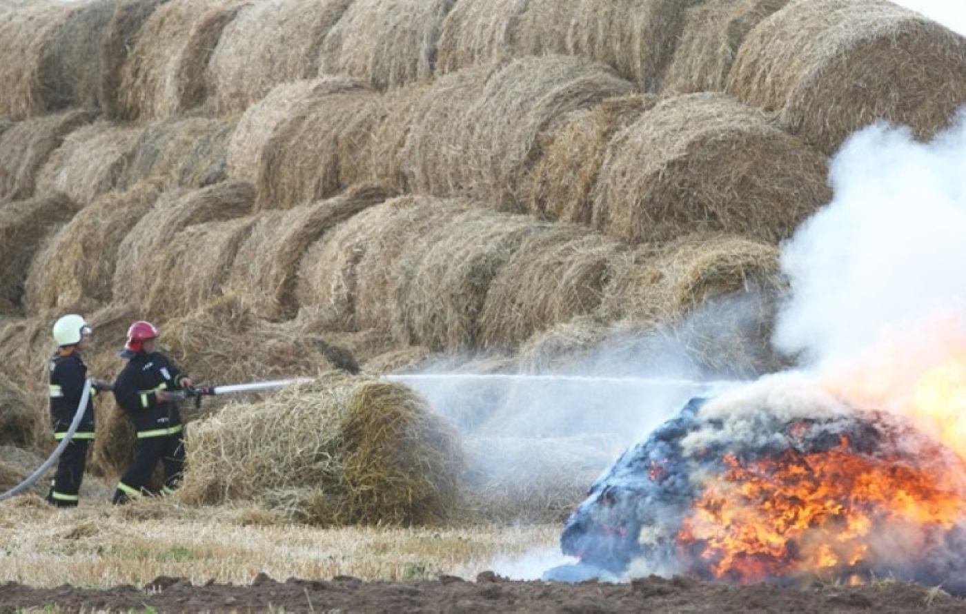 Пожар в Дзержинском районе уничтожил 50 тонн соломы