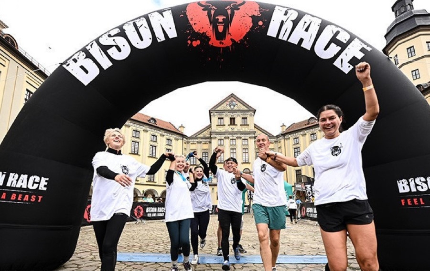 В Несвижском замке прошли соревнования по бегу с препятствиями Bison Race, собравшие 1500 участников всех возрастов
