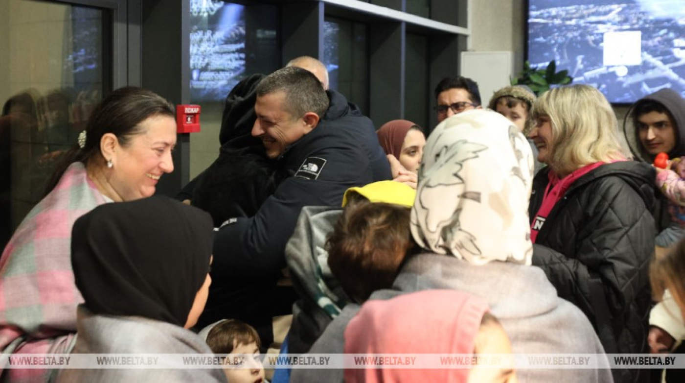 "Если бы не эвакуация, мы потеряли бы надежду". Белорусов и их семьи доставили из Газы в Минск