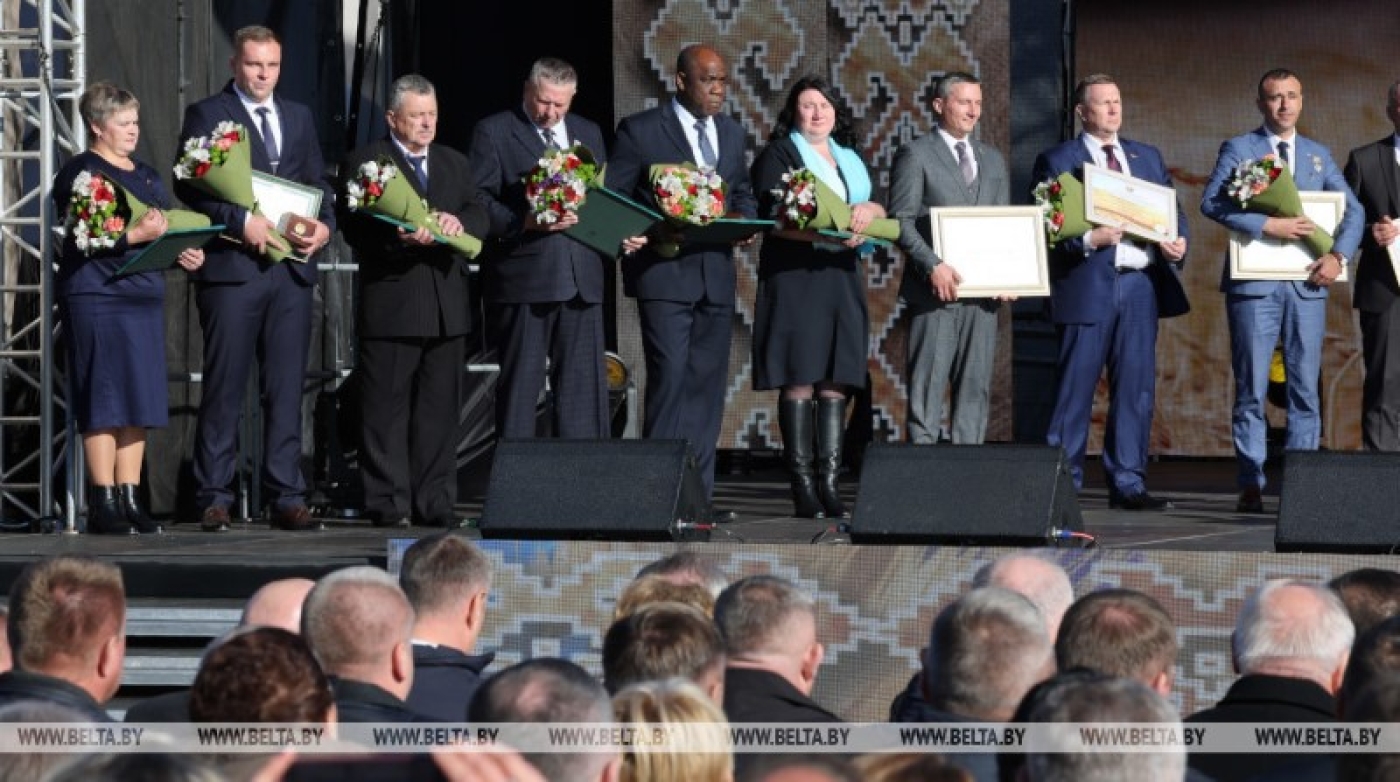 "Мы работаем на благо страны". Лучших тружеников Минской области чествовали на "Дажынках" в Воложине