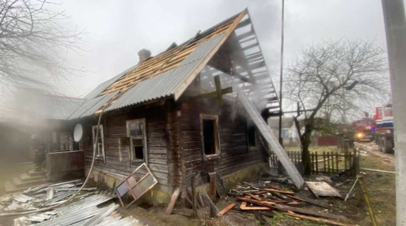 В Островецком районе горел жилой дом: хозяин забыл выключить утюг