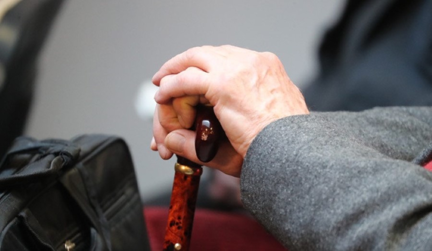 Размер пособия по уходу за человеком старше 80 лет или инвалидом I группы вырастет с 1 ноября