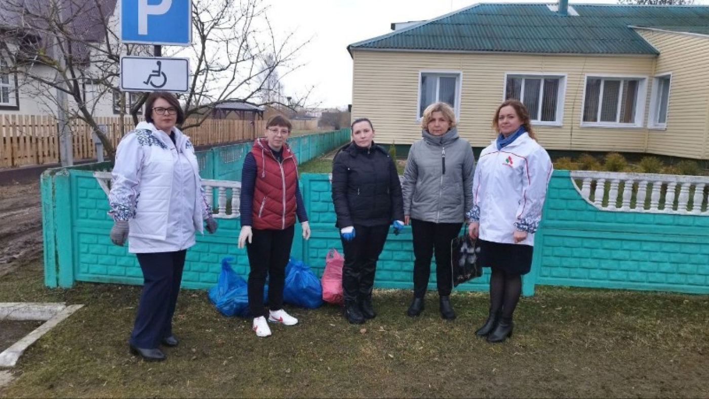 ТЦСОН приняли участие в наведении порядка на территории центра и городской территории.