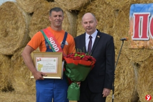 Рекордный намолот в Слуцком районе: губернатор поздравил комбайнера с 8000 тонн