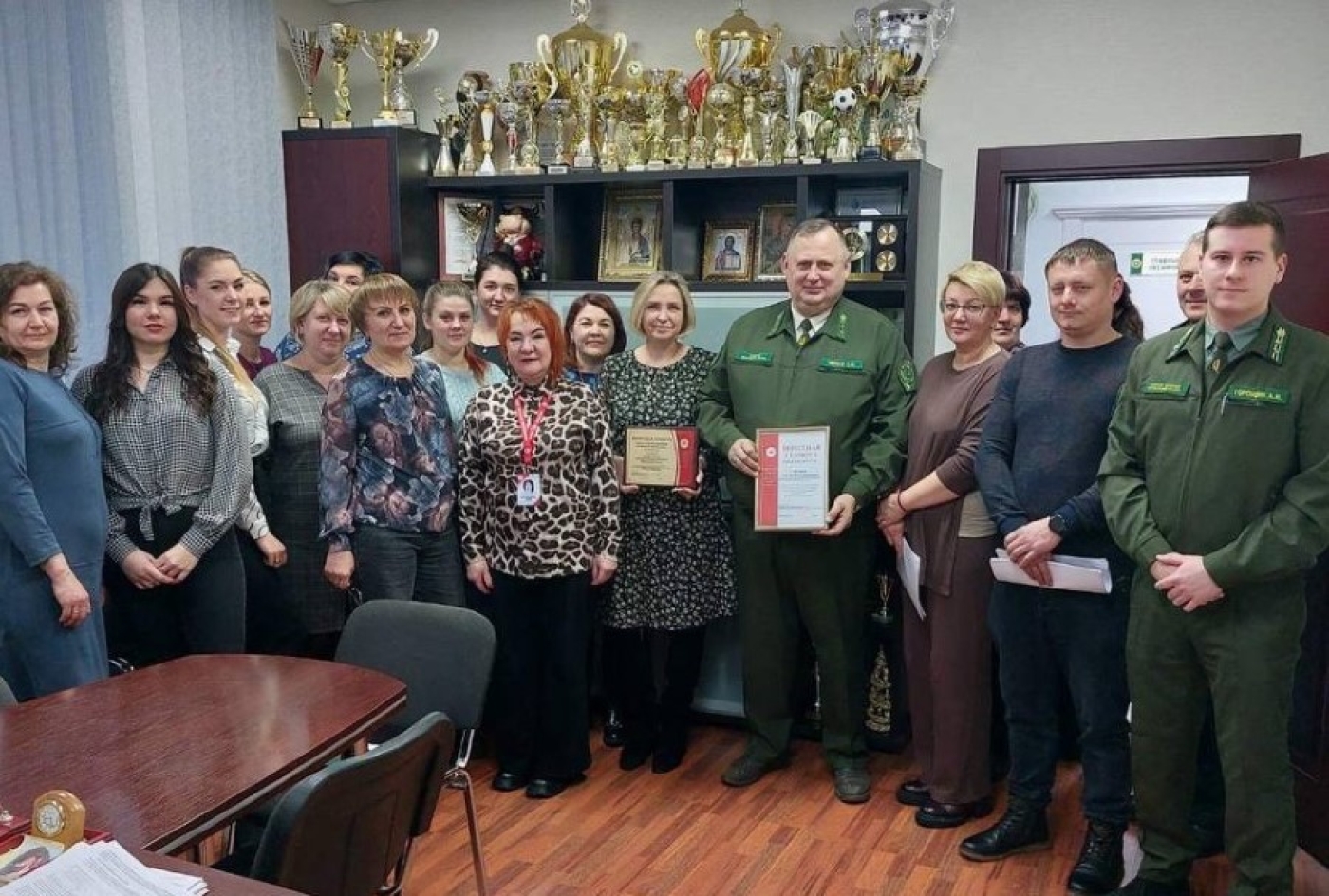 Коллектив Березинского лесхоза директор Сергей Чемко награжден Почётной грамотой Белорусского Красного Креста