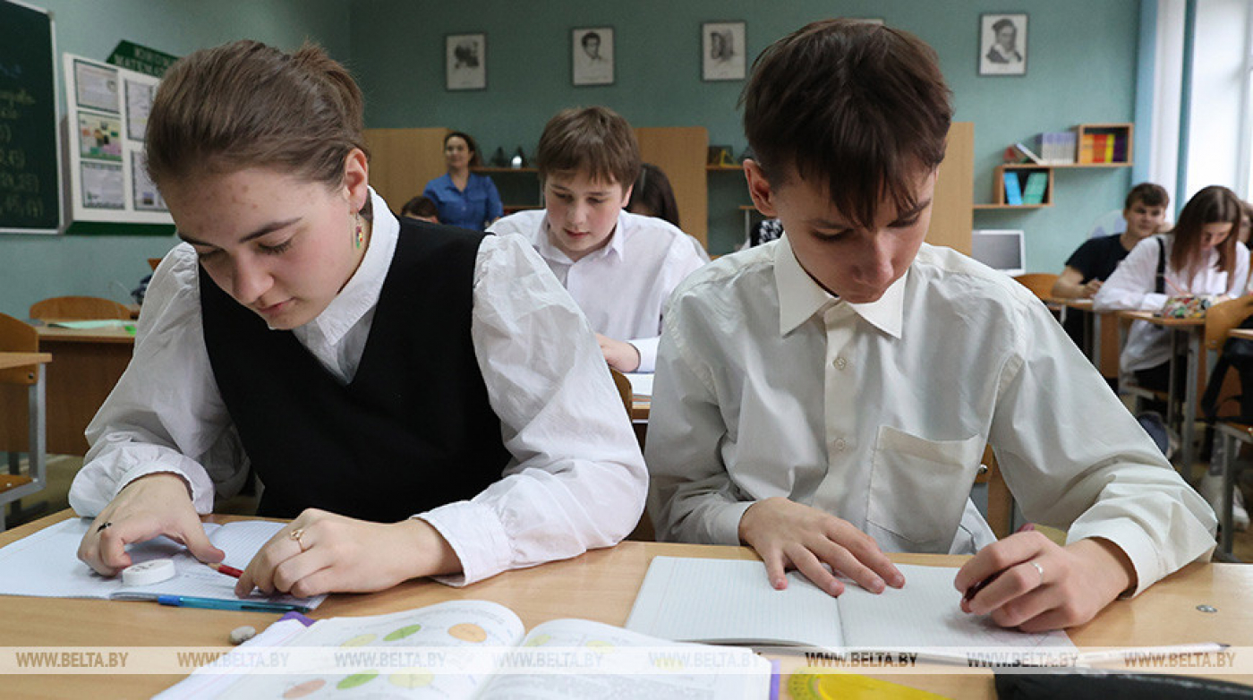 В Беларуси введут дополнительную маркировку для школьной одежды делового стиля