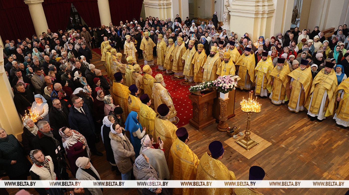 Митрополит Вениамин провел божественную литургию в честь 185-летия Полоцкого церковного собора