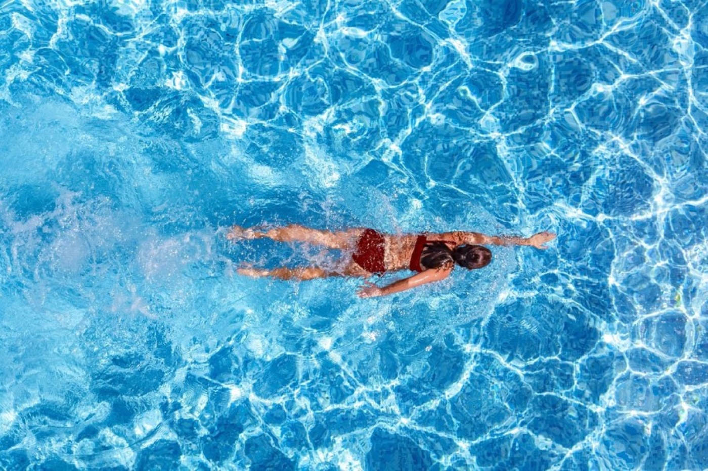 Кому противопоказано плавание и как бассейн может усугубить проблемы со спиной