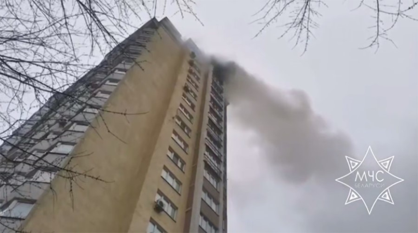 Спасатели работают на месте пожара в столичной многоэтажке