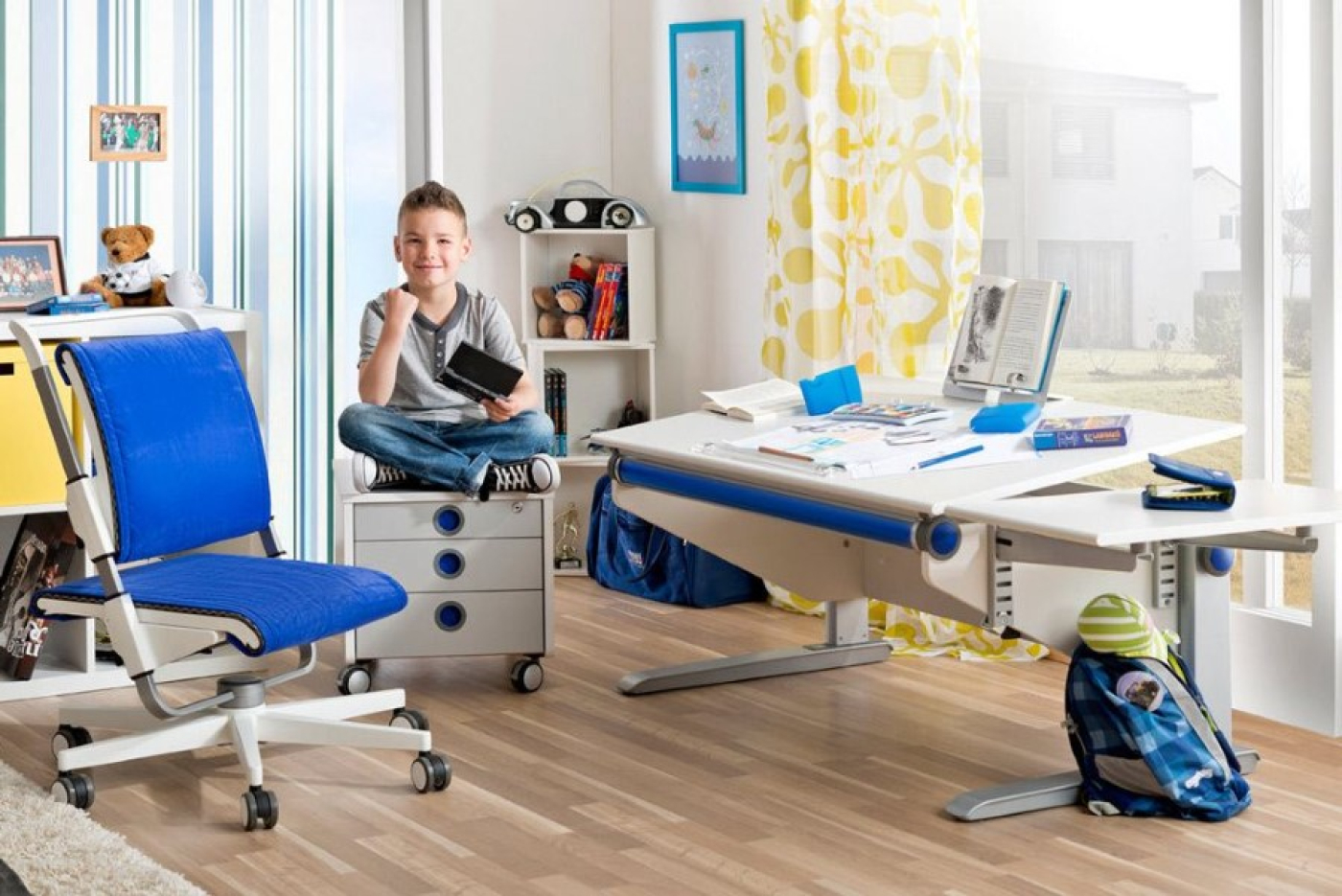 Рабочее место школьника: как выбрать и где разместить стол для домашних заданий