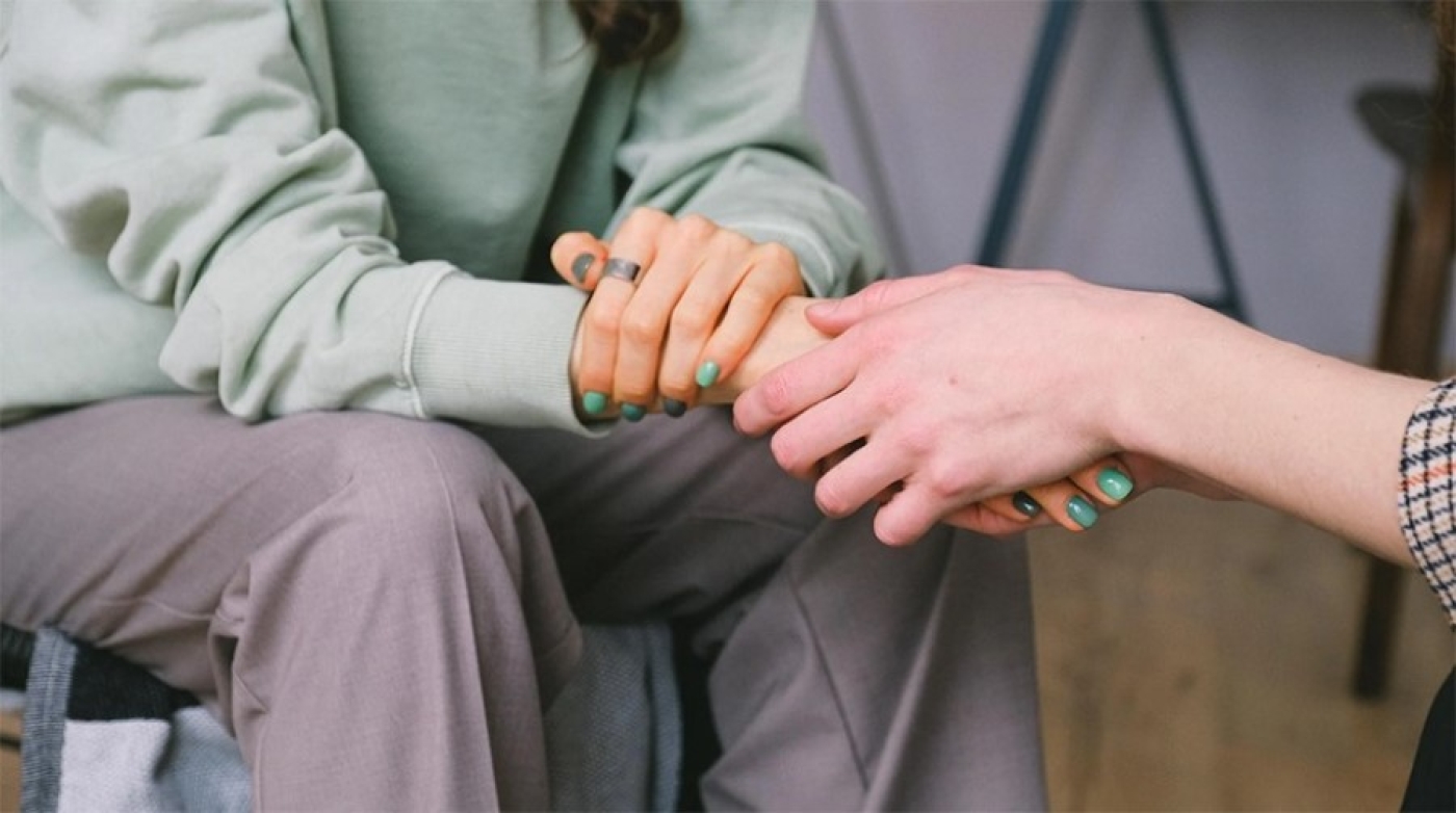 Поддержка близких, здоровый образ жизни и отдых. Как избежать депрессии, рассказала психолог