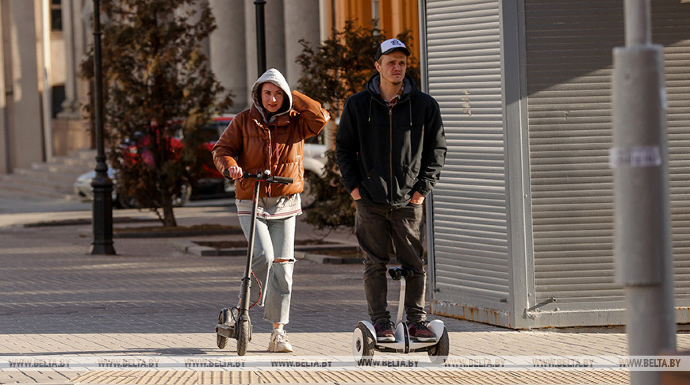 Пересевшим на велосипеды и самокаты водителям в "День без автомобиля" будут раздавать фрукты