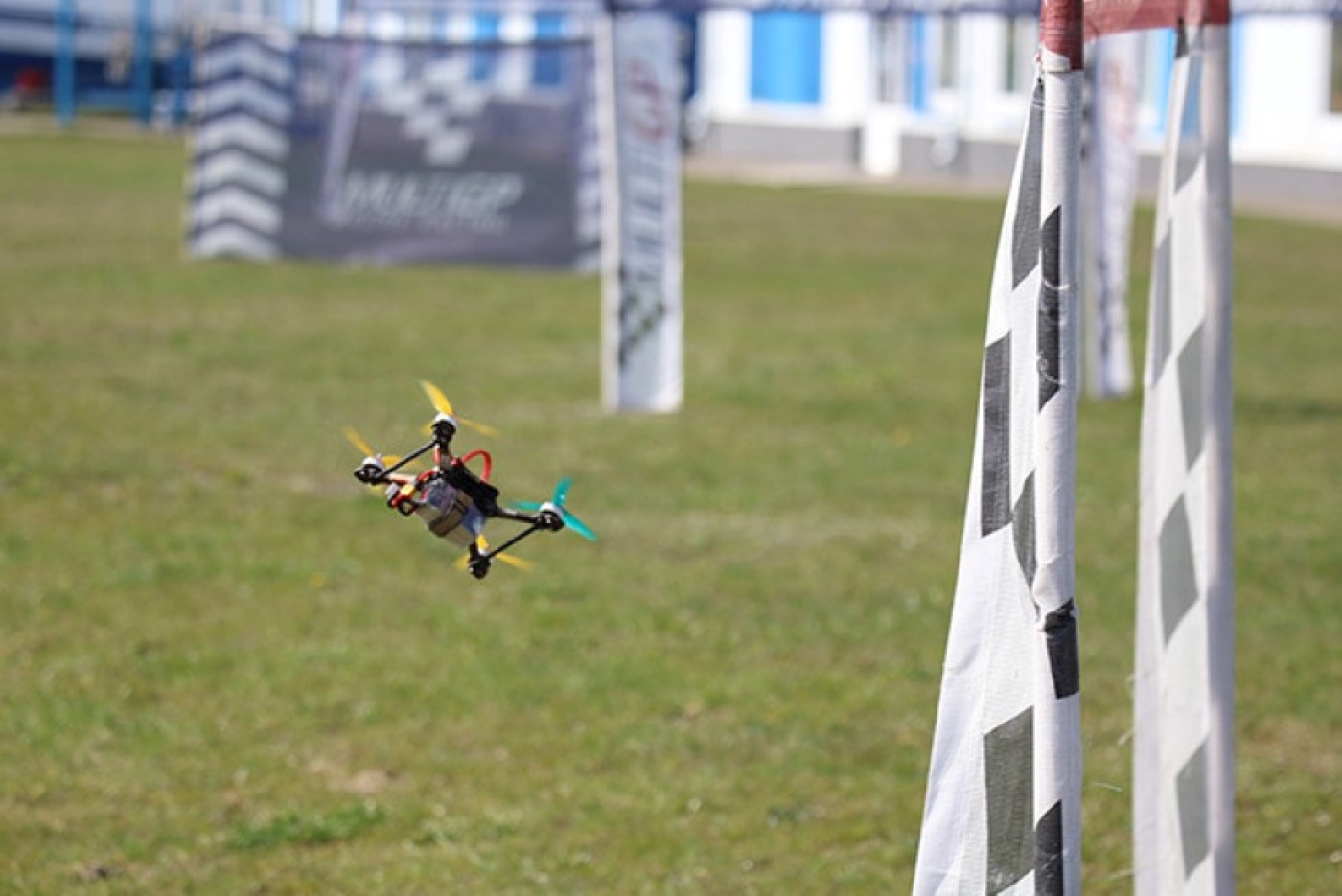 Филигранная точность на скорости 200 км/ч. Лукашенко показали возможности дронов и их операторов