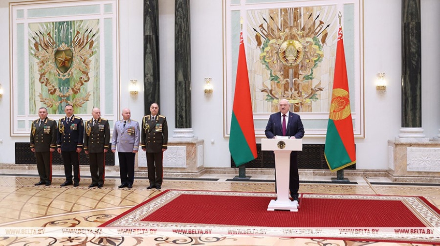 Президент вручил госнаграды и генеральские погоны представителям высшего офицерского состава