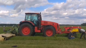 В Червенском районе под колесами трактора погиб мужчина