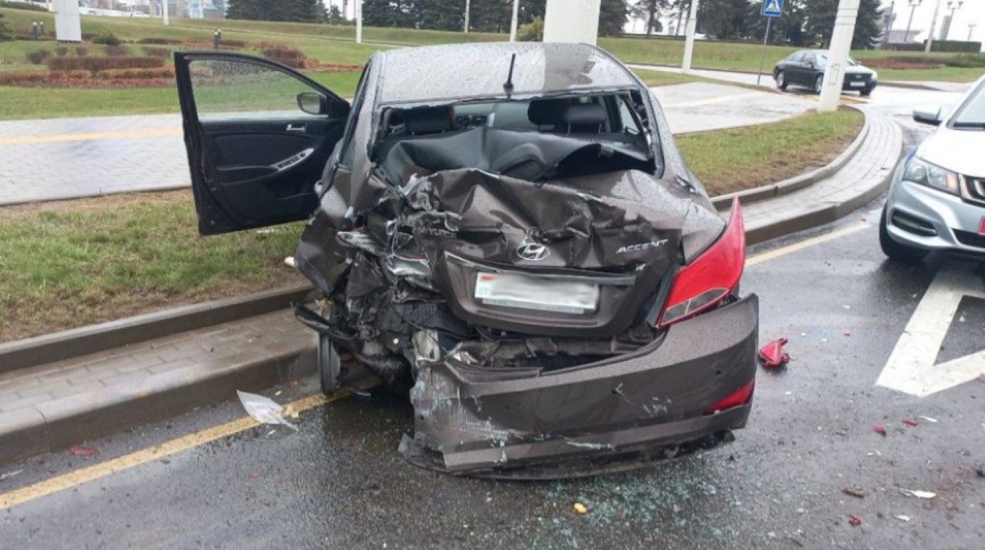 В Минске 19-летний водитель легковушки устроил ДТП с троллейбусом