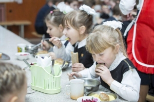 Директора белорусских школ будут дегустировать еду перед подачей ученикам