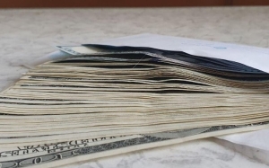 Скрывал сейф за холодильником. Гомельчанин при обыске пытался дать дознавателю взятку $50 тыс.