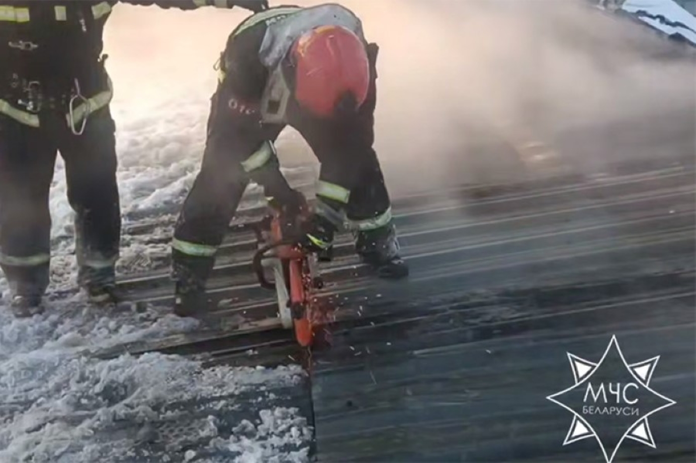 Спасатели потушили пожар в котельной торгового центра в Браславе